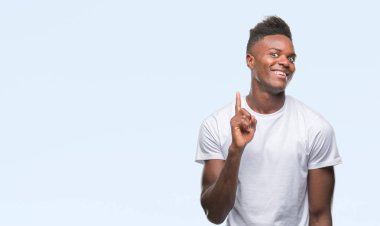 Afrikalı-Amerikalı genç başarılı fikirle parmağı yukarıyı izole arka plan üzerinde. Çıktıktan ve mutlu. Bir numara.