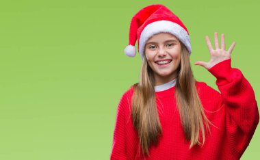 Genç güzel kız giyen Noel şapka gösterilen ve parmakları ile işaret izole arka plan üzerinde beş kendinden emin ve mutlu gülümseyerek iken numara.
