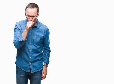 Duygu iyi ve soğuk veya bronşit için semptom olarak öksürük izole arka plan üzerinde gözlük takan orta yaş ağarmış komuta sizde. Sağlık kavramı.