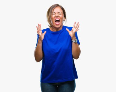 Orta yaş üst düzey İspanyol kadın yüzünden kızgın ve silah ile başarı için deli kutluyor izole arka plan ortaya çıkar ve heyecanlı çığlık gözler kapalı. Kazanan kavramı