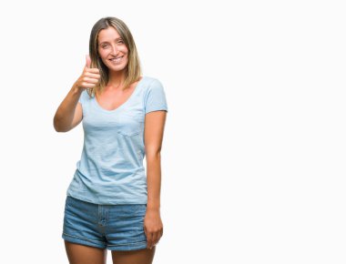 Genç güzel kadın hareketi el ile mutlu yaşasın yapıyor izole arka plan yüzünden. Kameraya bakarak başarı gösteren ile ifade onaylama.