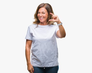 Orta yaş İspanyol kadın kıdemli izole arka plan gülümseyen ve süre seyir ve kamera boyutu işaret parmaklarıyla yapıyor el ile kendinden emin eller üzerinde. Ölçü kavramı.