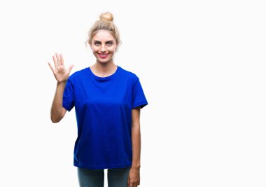 Gösterilen ve parmakları ile işaret izole arka plan üzerinde mavi t-shirt giyen genç güzel sarışın ve mavi gözlü kadın kendinden emin ve mutlu gülümseyerek süre beş numara.