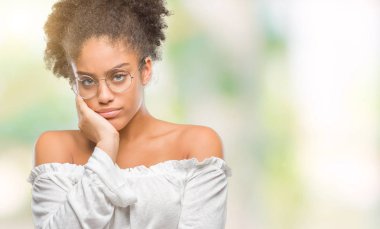 Seyir yorgun ve bıkkın ile depresyon sorun Çapraz kollar ile izole arka plan düşünme üzerinde gözlük takan genç afro Amerikalı kadın.