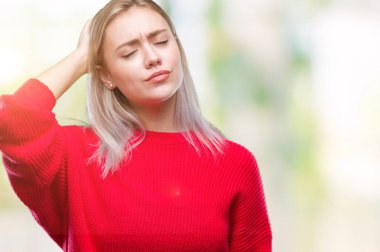 Sarışın genç kadın giyiyor kış kazak izole arka plan üzerinde yanıltır ve soru hakkında merak ediyorum. Şüphe, kafasına el ile düşünme ile belirsiz. Dalgın kavramı.