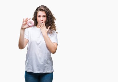 Sessizlik, gizli kavramı izole arka kapak ağız için hata, ifade korku, utanç ile şok el ile üzerinden çörek yiyen genç esmer kız korkuyor