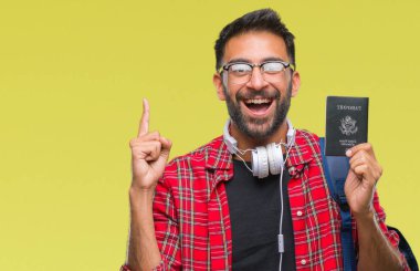 Yetişkin İspanyol öğrenci adam holding pasaport Amerika'nın arka plan ile bir fikir ya da gülen yüz, bir numara ile parmak işaret soru sürpriz izole