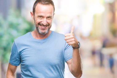 Orta yaş hareketi el ile mutlu yaşasın yapıyor izole arka plan üzerinde ağarmış komuta sizde. Kameraya bakarak başarı gösteren ile ifade onaylama.