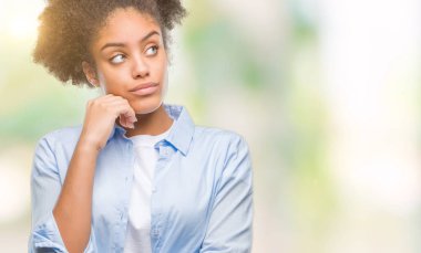 Çene düşünme hakkında soru, dalgın ifade üzerine el ile izole arka plan üzerinde genç afro Amerikalı kadın. Düşünceli yüzüyle gülümsüyor. Şüphe kavramı.