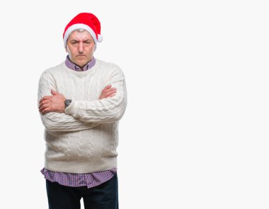 İzole arka plan şüpheci ve sinir, onaylamayan ifade yüz çapraz kolları üzerinde Noel şapka giymiş yakışıklı komuta sizde. Negatif kişi.