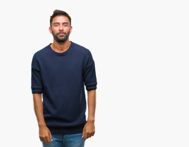 Yüzünde ciddi bir ifade ile izole arka plan yetişkin İspanyol adam. Basit ve doğal kameraya bakıyor.