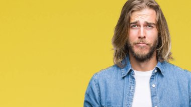 İzole arka plan üzerinde uzun saçlı yakışıklı delikanlı depresif ve kızgın ve korkmuş ağlıyor sıkıntı için endişeleniyorum. Üzgün ifade.