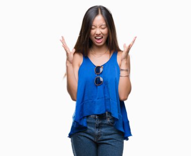 Genç Asyalı kadın deli ve silah ile başarı için deli kutluyor izole arka plan üzerinde kaldırdı ve heyecanlı çığlık gözler kapalı. Kazanan kavramı