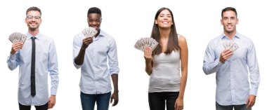Grup takım ayakta ve diş gösterilen kendine güvenen bir gülümsemeyle gülümseyerek mutlu bir yüz ile izole arka plan üzerinde banknot dolar tutan işçilerin kolaj