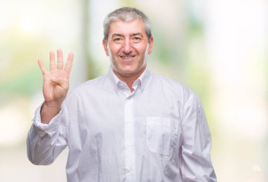 Üst düzey yakışıklı gösteren ve parmakları ile işaret izole arka plan üzerinde dört kendinden emin ve mutlu gülümseyerek iken numara.