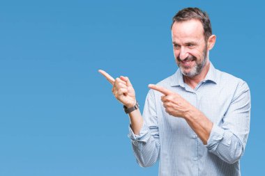 Orta yaş ağarmış üst düzey iş adamı gülümseyen ve iki elleri ve parmakları ile tarafına işaret kamera bakarak izole arka plan üzerinde.