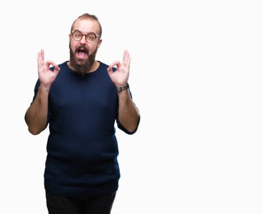 Genç beyaz hipster adam giyen güneş gözlüğü izole arka plan üzerinde dinlenmek ve gülümseyen gözlerle kapalı parmak jestle meditasyon yapıyor. Yoga kavramı.