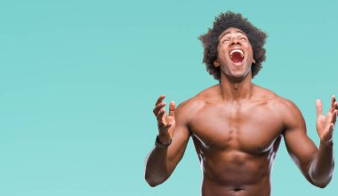 Afro Amerikalı gömleksiz adam çıplak vücut üzerinde gösterilen arka plan deli izole ve deli bağırarak ve agresif ifade ve silah kaldırdı bağırıyor. Hayal kırıklığı kavramı.