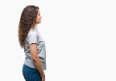 Casual göz izole arka tarafına, seyir üzerinde giyen güzel genç esmer kıvırcık saçlı kız dinlenmek doğal yüz emin gülümseme ile pozuyla profili.