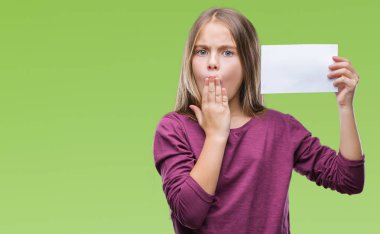 Hata, korku, sessizlik içinde gizli kavramı korkmuş ifade için utanç ile izole arka kapak ağız el ile üzerinden boş kağıt kartı tutan genç güzel kız şok