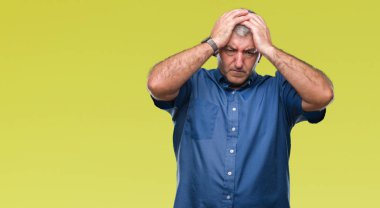 Üst düzey yakışıklı çünkü umutsuz ve stresli baş ağrısı acı izole arka plan üzerinde ağrı ve migren. Ellerini kafasına.