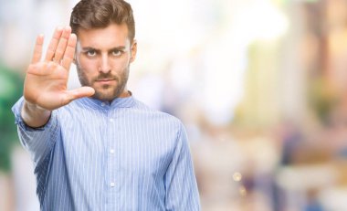 Yakışıklı delikanlı dur yapıyor izole arka plan üzerinde şarkı elin avuç ile. Negatif ve ciddi bir jest yüz ifadesiyle uyarı.