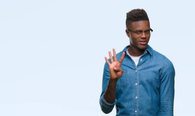 Gösterilen ve parmakları ile işaret izole arka plan üzerinde genç Afro-Amerikan adam kendinden emin ve mutlu gülümseyerek süre dört numara.