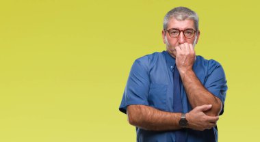 Stresli ve gergin elle çivi ısırma ağzına bakarak izole arka plan üzerinde yakışıklı üst düzey iş adamı. Anksiyete sorunu.