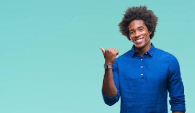 Seyir ve başparmak yanında yukarıyı mutlu yüz ile gülümseyen izole arka plan üzerinde Afro Amerikalı adam.