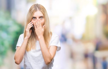 Hata, korku, sessizlik içinde gizli kavramı korkmuş ifade için utanç ile genç güzel sarışın kadın izole arka kapak ağız el ile üzerinden Smartphone kullanarak söz şok