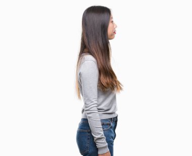 Genç Asyalı kadın izole arka tarafına, seyir üzerinde dinlenmek doğal yüz emin gülümseme ile pozuyla profili.