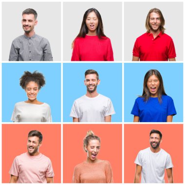 Kolaj Grup seksi bir ifadeyle, neşeli ve mutlu yüzünü kameraya bakarak göz kırpıyor renkli izole arka plan üzerinde genç insan.