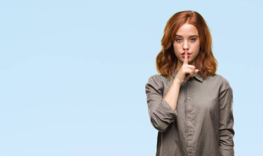 Dudaklarında parmak ile sessiz olmanı izole arka plan üzerinde genç güzel kadın. Sessizlik ve gizli kavramı.