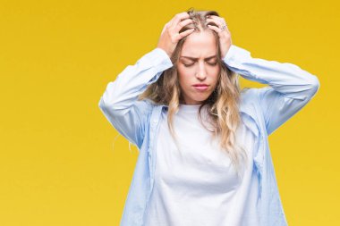 Çünkü çaresiz ve stresli baş ağrısı acı izole arka plan üzerinde sarışın güzel genç kadın acı ve migren. Ellerini kafasına.