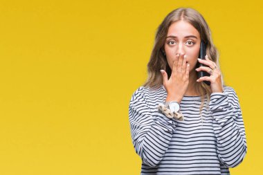 Güzel genç sarışın kadın izole arka kapak ağız el ile üzerinden smarpthone üzerinde söz için utanç ile şok hata, korku, sessizlik içinde korkmuş ifade gizli kavramı