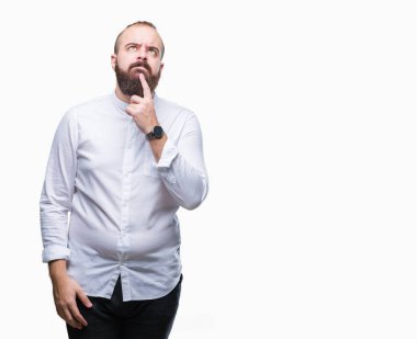 Çene düşünme hakkında soru, dalgın ifade üzerine el ile izole arka plan Genç beyaz hipster adam. Düşünceli yüzüyle gülümsüyor. Şüphe kavramı.