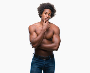 Çıplak vücut emin çapraz kollar ve çeneme kaldırdı el ile gülümseme ile kameraya bakarak izole arka plan üzerinde gösterilen Afro Amerikalı gömleksiz adam. Pozitif düşünce.