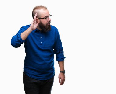 Bir işitme söylenti ya da dedikodu için dinleme kulak üzerinde el ile gülümseyen izole arka plan üzerinde gözlük takan Genç beyaz hipster adam. Sağırlık kavramı.