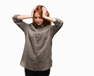 Genç ve güzel bir kadın, izole edilmiş arka planda acı ve migren yüzünden çaresiz ve stresli bir baş ağrısı çekiyor. Ellerini başının üstüne koy..