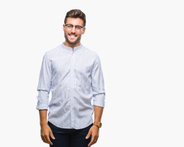 Yakışıklı delikanlı uzak tarafına yüzünde, doğal ifade gülümseme ile seyir izole arka plan üzerinde. Kendine güvenen gülüyor.