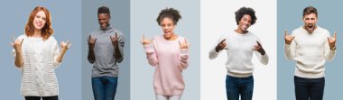 Kolaj grup rock simge elle yapıyor deli ifade ile bağırarak antika arka plan üzerinde kış kazak giyen Afro-Amerikan ve İspanyol insan. Müzik yıldızı. Ağır kavramı.