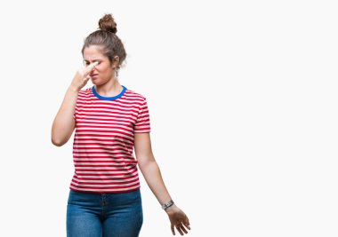 Bir şey pis ve iğrenç kokulu izole arka plan, dayanılmaz koku, holding nefes burun parmaklar ile rahat giyen güzel esmer kıvırcık saçlı Genç kız bak. Kötü kokuyor kavramı.