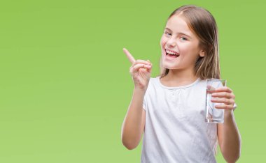 Genç güzel kız izole arka tarafına el ve parmak ile işaret çok mutlu üzerinde bardak su içme
