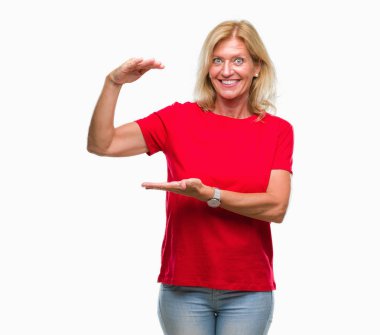 Orta yaş sarışın kadın izole arka plan eller eller büyük gösterilen ve büyük boy işareti, ölçü birimi sembolü ile üzerinden. Kameraya bakarak gülümsüyordu. Ölçüm kavramı.