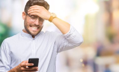 Baş, el ile vurguladı izole arka plan üzerinde akıllı telefon kullanma yakışıklı delikanlı manifatura şok utanç ve sürpriz suratla, öfkeli ve sinirli. Korku ve hata için üzgün.