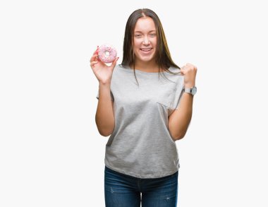 Duygu tezahürat genç kafkas kadın gurur çığlık ve zafer ve başarı çok heyecanlı, kutluyor izole arka plan üzerinde tatlı çörek yeme