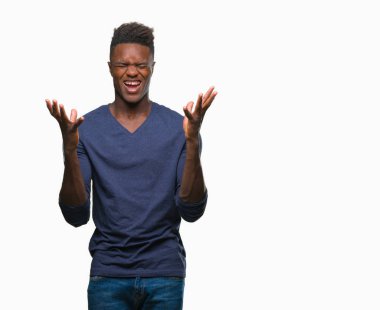 Genç Afro-Amerikan adam kızgın ve silah ile başarı için deli kutluyor izole arka plan üzerinde kaldırdı ve heyecanlı çığlık gözler kapalı. Kazanan kavramı