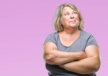 Üst düzey artı boyutu kafkas kadın görünümlü yan ve dik dik bakma uzağa düşünce gülümseyen izole arka plan üzerinde.