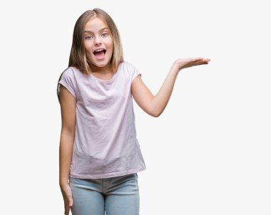 Neşeli sunulması ve kameraya bakarak avucunun ile işaret gülümseyen izole arka plan üzerinde genç güzel kız.