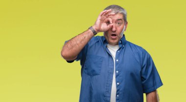 Sürpriz yüz, göz parmaklarının arasından seyir ile üst düzey yakışıklı ok jest yapıyor izole arka plan üzerinde şok. İmansız ifade.